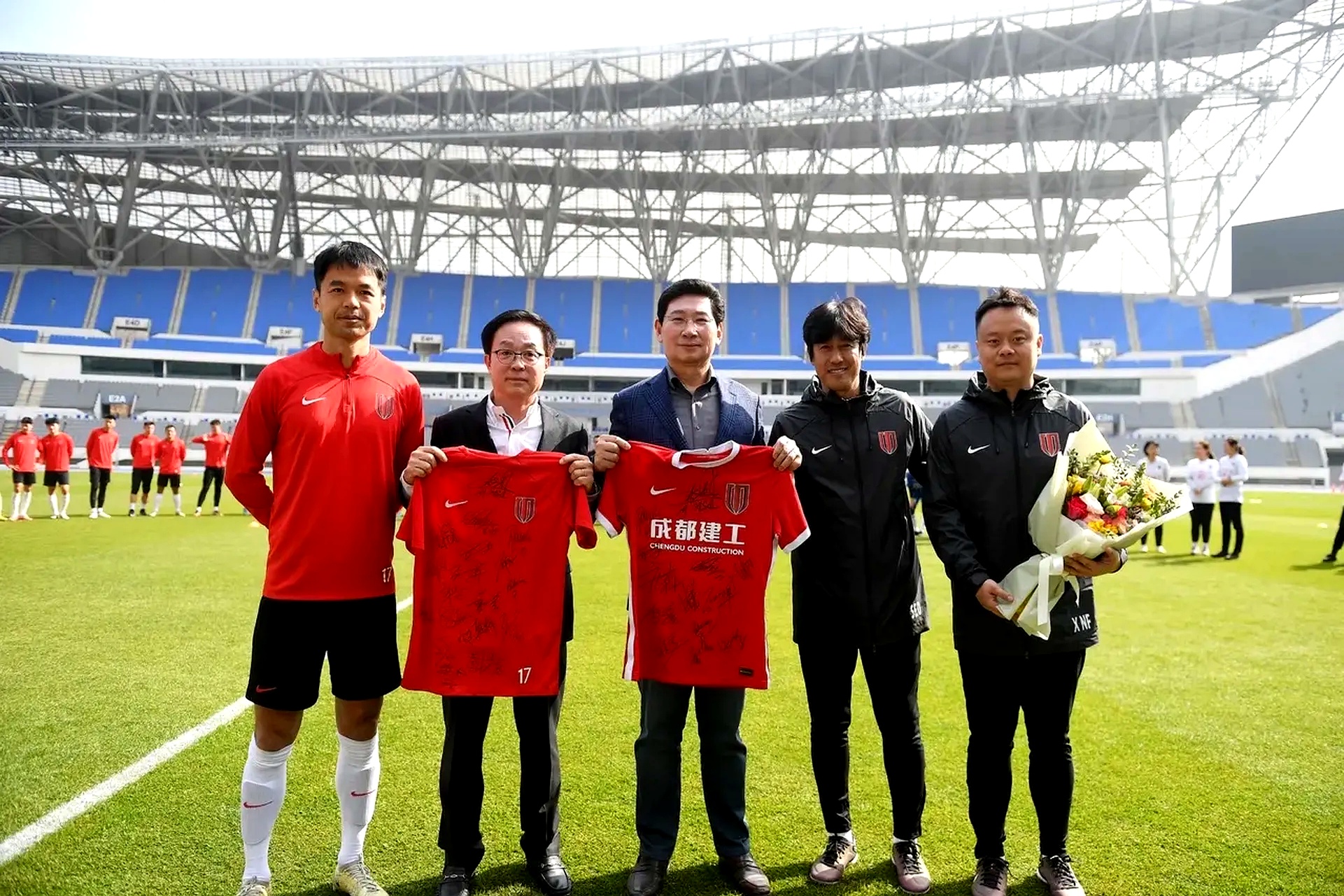 赛后突围战来临，成都蓉城围绕葡超扳平良机，赛场秩序良好，资深球员宣示担当